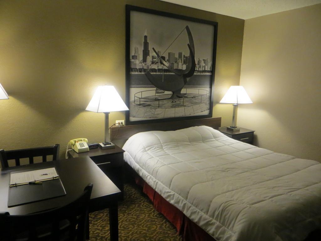 Rodeway Inn Waukegan - Gurnee Room photo